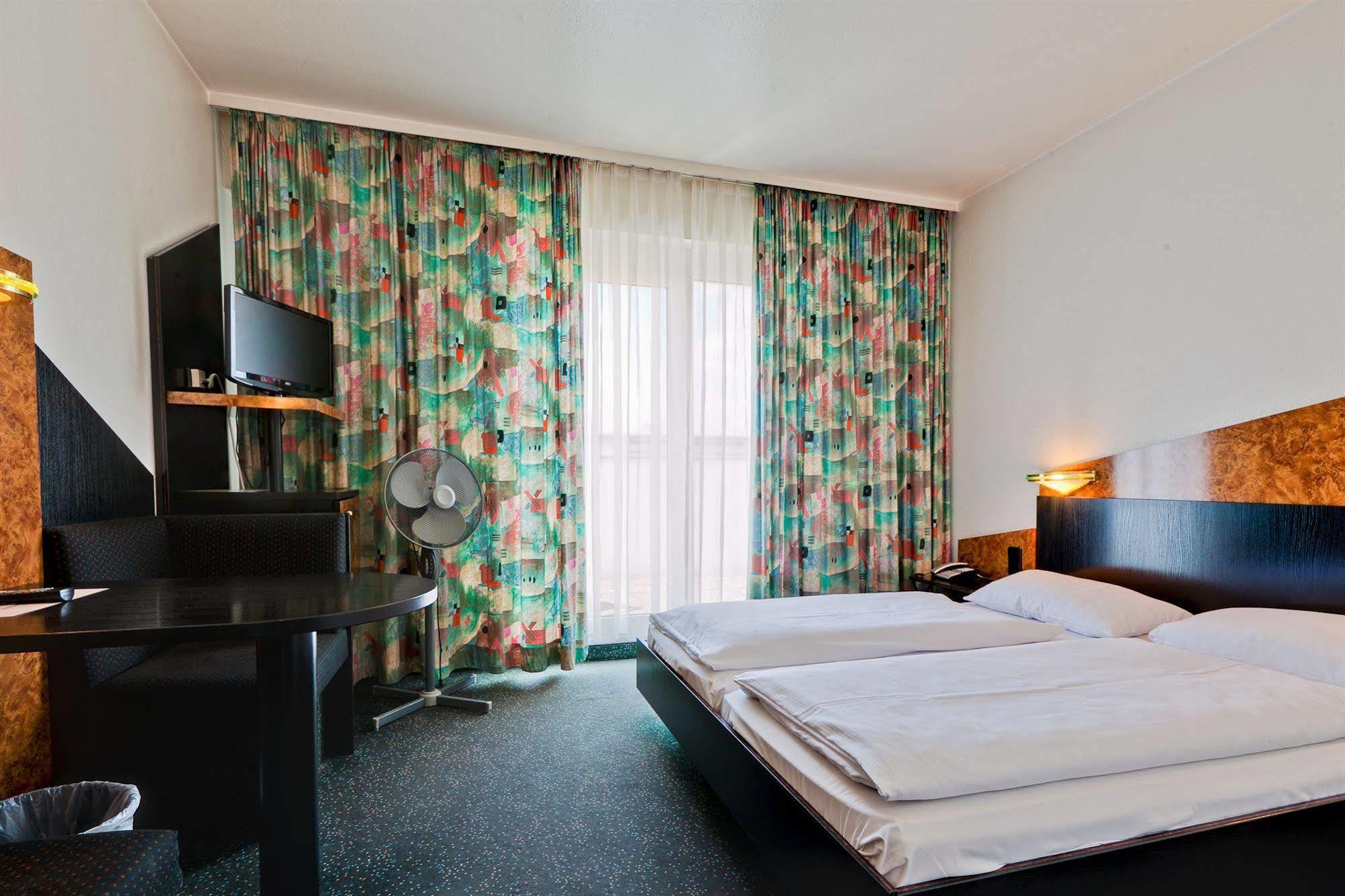 Hotel Astoria Stuttgart City Exterior foto