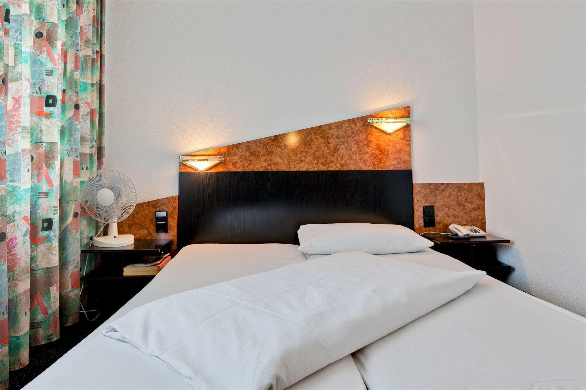 Hotel Astoria Stuttgart City Exterior foto